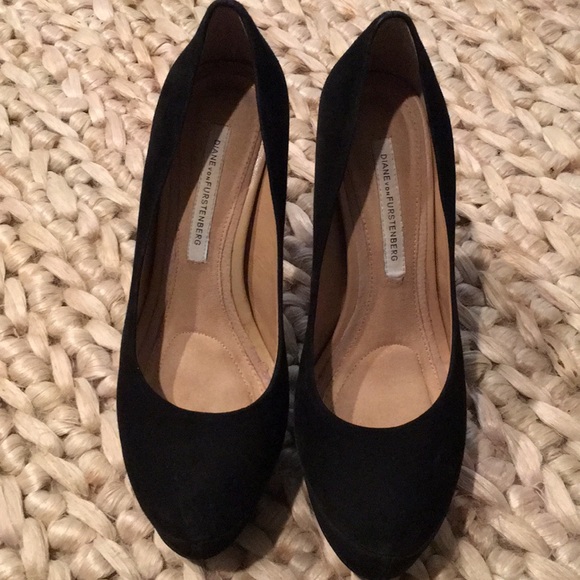 Diane von Furstenberg Black Suede Pumps; Sz 6.5 - Picture 5 of 7